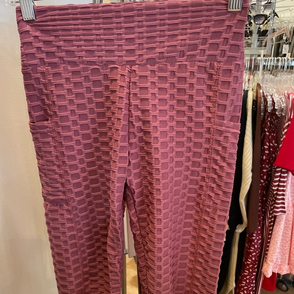 super trendy butt lift leggings! super comfy and has pockets! - Picture 4 of 4